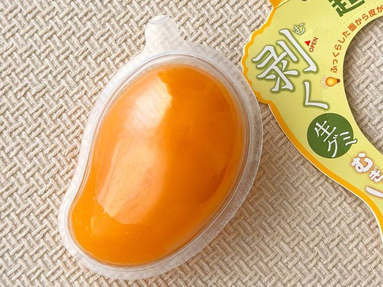 超BIG剥く生グミマンゴーのパッケージを開けている様子