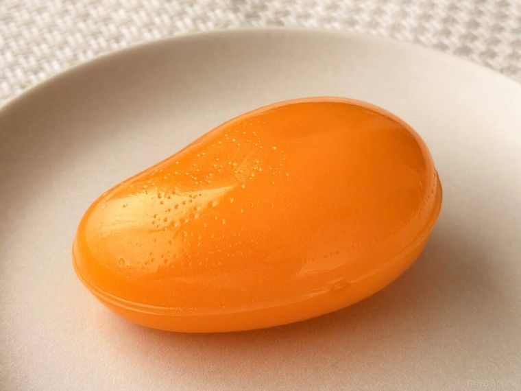 超BIG剥く生グミマンゴーが皿に盛り付けられている様子