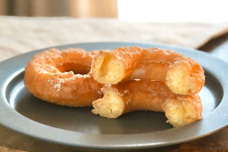 グレーの皿にのったオールドファッションシュガードーナツの断面