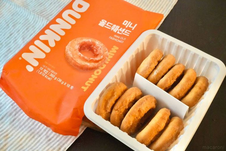 白いトレーに並んだオールドファッションドーナツとオレンジ色のパッケージ