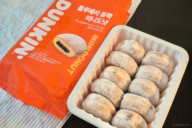 白いトレーに並んだブルーベリージャムシュガードーナツとオレンジ色のパッケージ