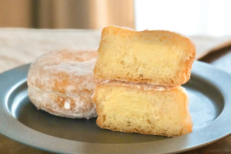 グレーの皿にのったババリアンクリーム入りのシュガードーナツの断面