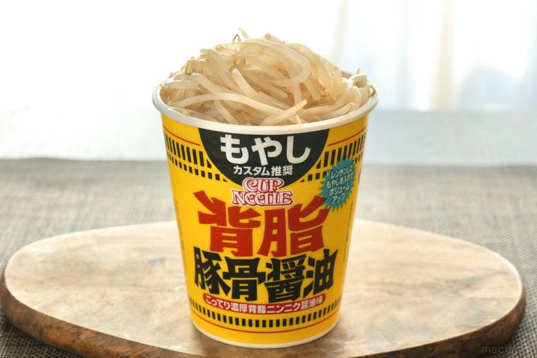 黄色いパッケージのカップヌードルビッグにもやしをトッピングした様子