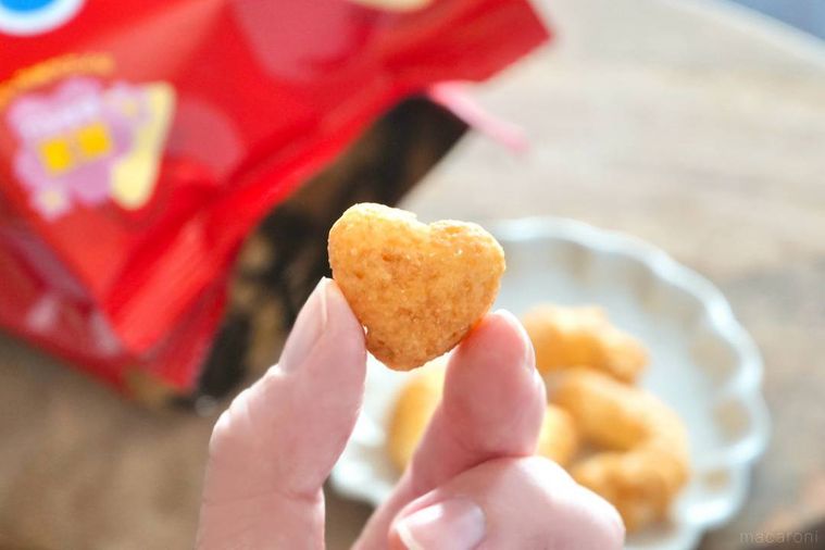 ハート型のキャラメルコーンを持つ様子