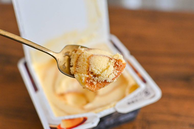 アイスをスプーンですくっているところ