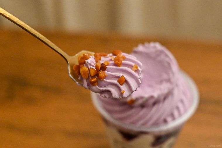 アイスをスプーンですくっているところ