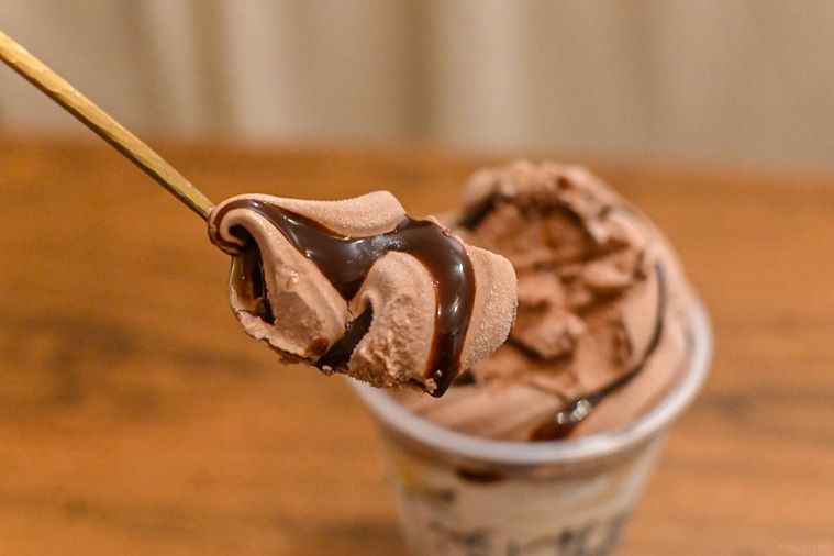 アイスをスプーンですくっているところ