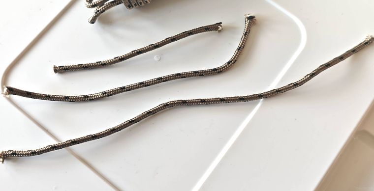 パラコードを切っている様子