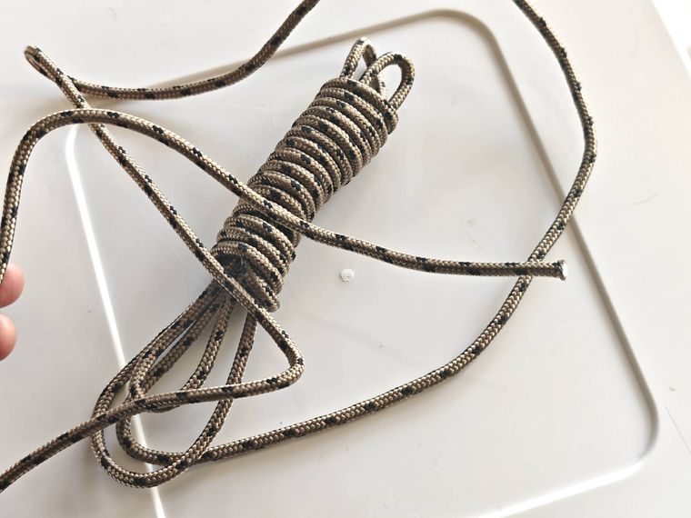 パラコードをほどいている様子