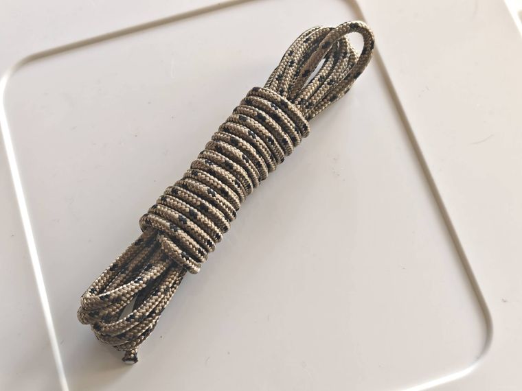 パラコードが机の上に置いてある