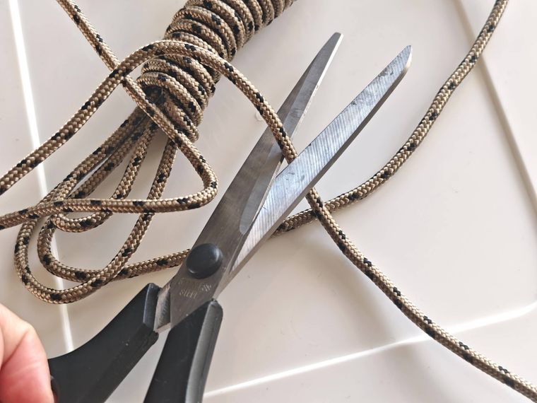 パラコードを切っている様子