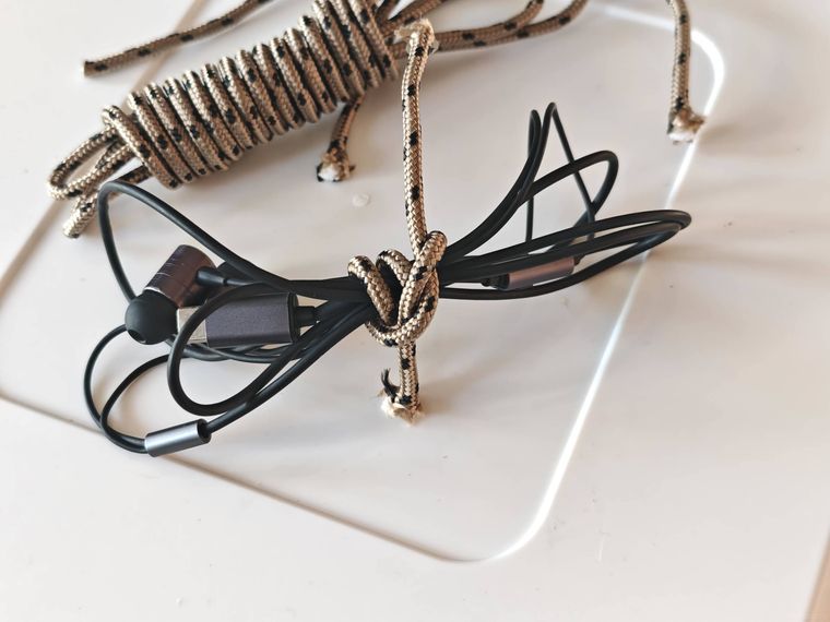 パラコードでイヤホンをまとめている様子