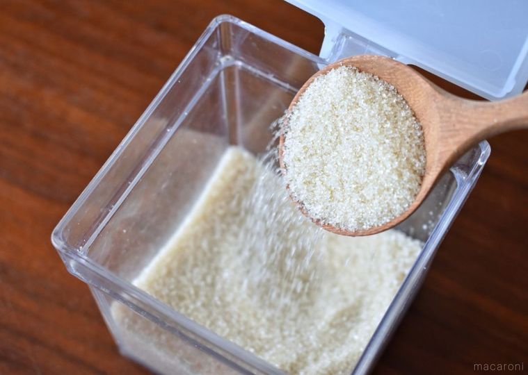 さじですくったサラサラな砂糖