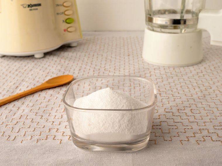 ガラスの器に入った粉砂糖とミキサー、木製スプーン