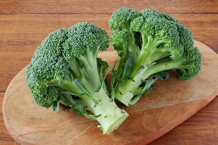 まな板の上に置かれたブロッコリー