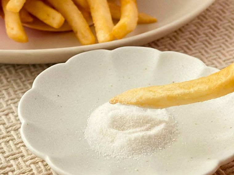 マックフライポテトにすしのこをにつけている様子