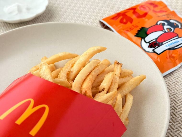 マックフライポテトと取り出したすしのこが並べられている様子