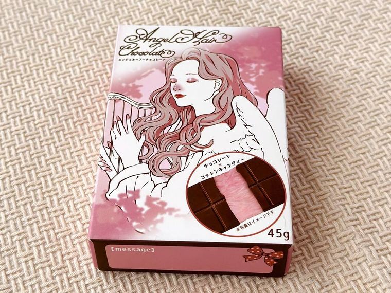 Cotton Candy Coated Chocolateのパッケージが置かれている様子