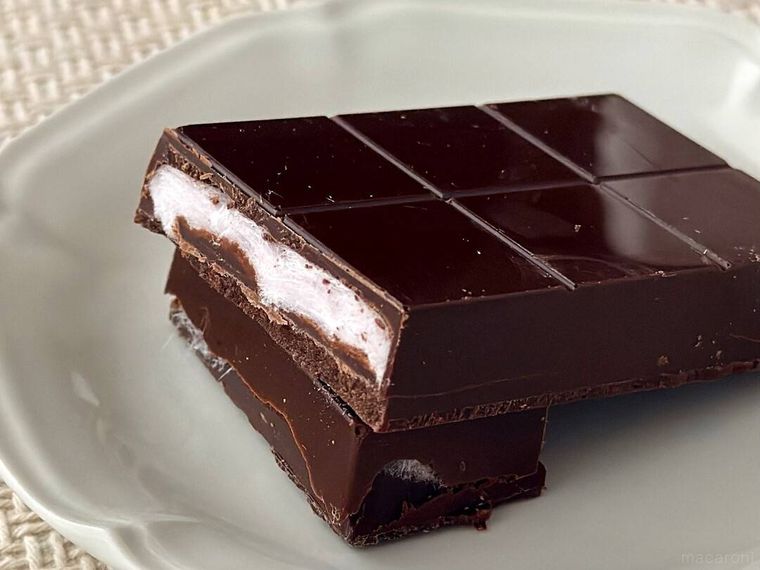 白皿に盛り付けられたCotton Candy Coated Chocolateの断面