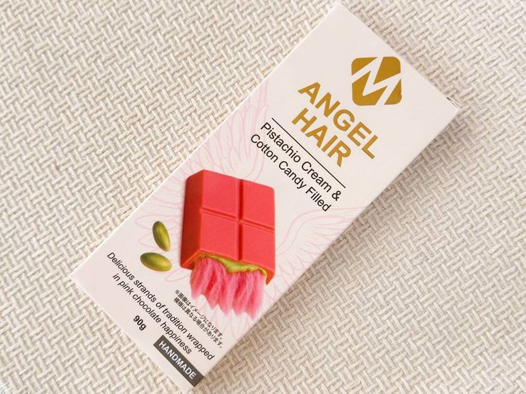 エンジェルヘアチョコレート ピンクのパッケージが置かれている様子