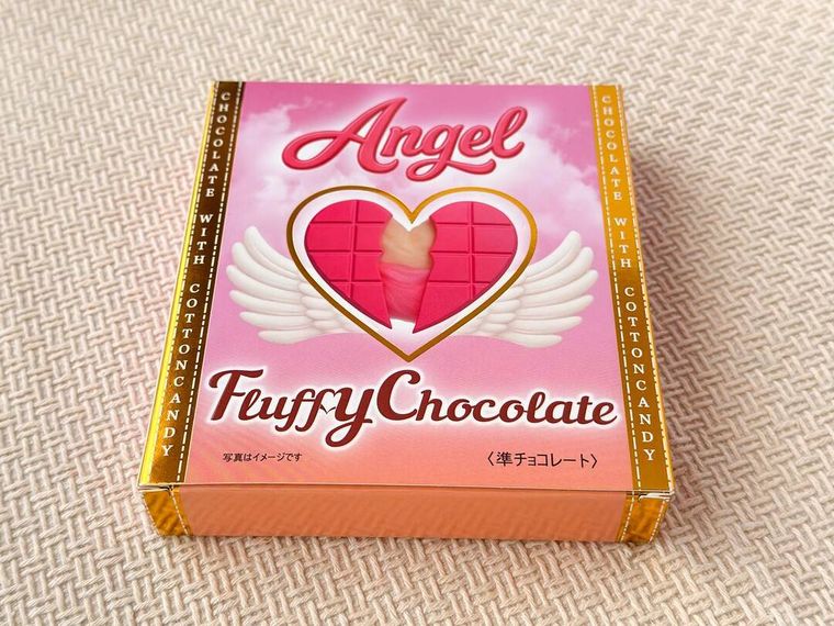 エンジェルフラッフィーチョコレート ロゼピンクのパッケージが置かれている様子