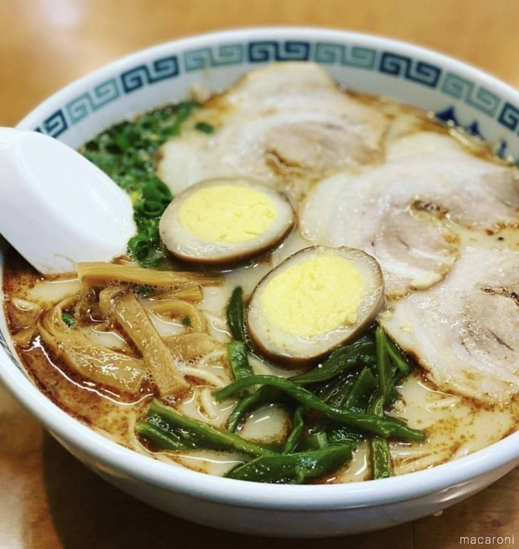 白い器に盛られた熊本ラーメン