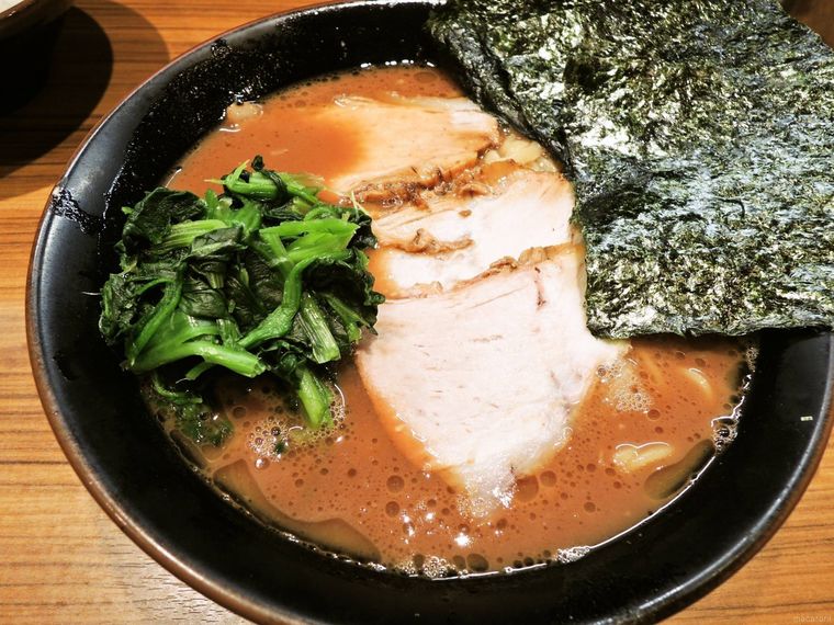 黒い器に盛られた横浜家系ラーメン