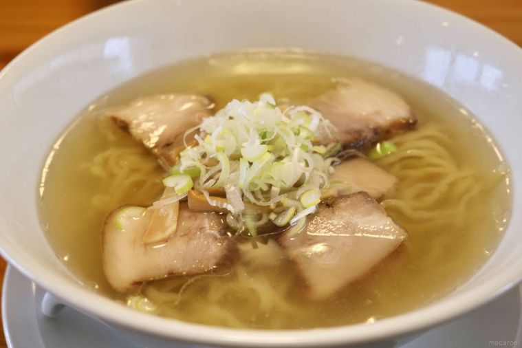 白い皿に盛られた喜多方ラーメン