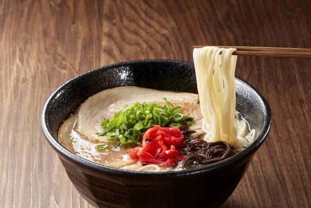 黒い器に盛られた豚骨ラーメン