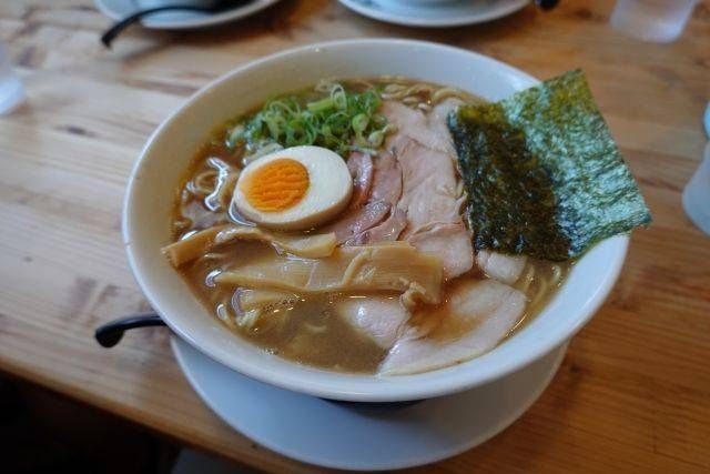 白い器に盛られた和歌山ラーメン