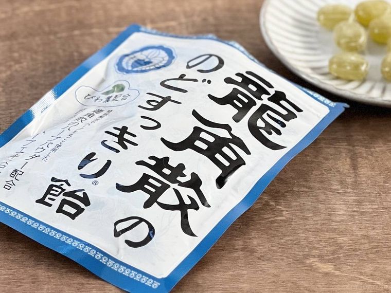パッケージから皿に出した龍角散の のどすっきり飴