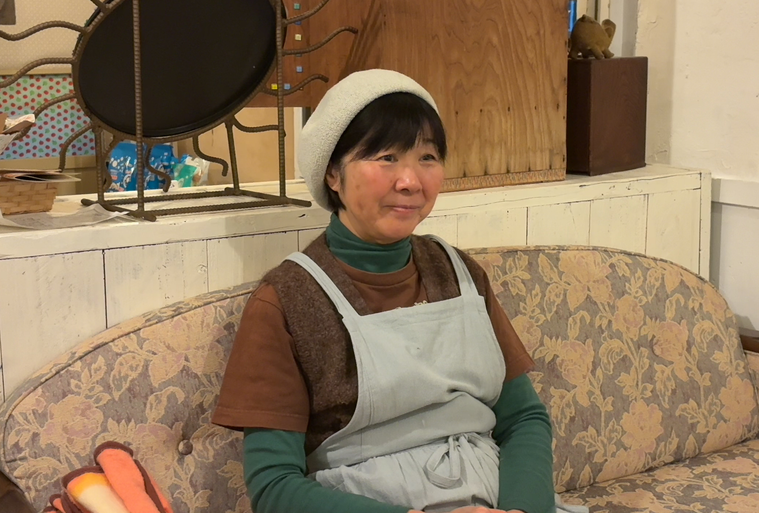 インタビューを受ける玉野さん