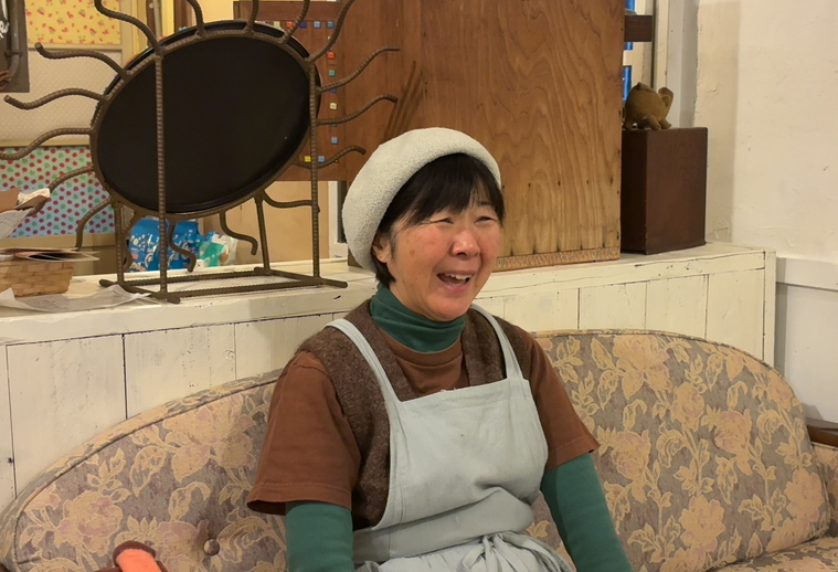 インタビューを受ける玉野さん