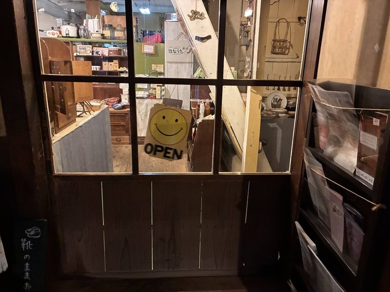 店舗入り口に掛けられたOPENの看板