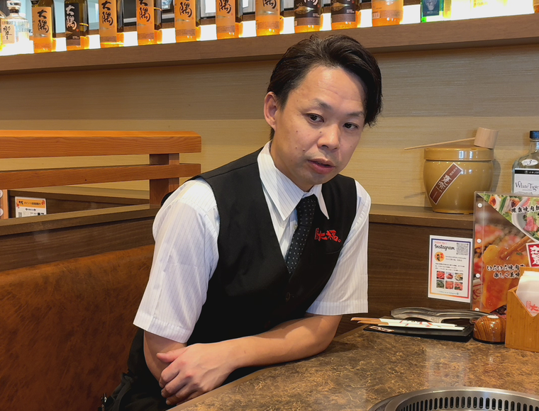 インタビューを受ける高利さん