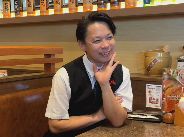 インタビューを受ける高利さん