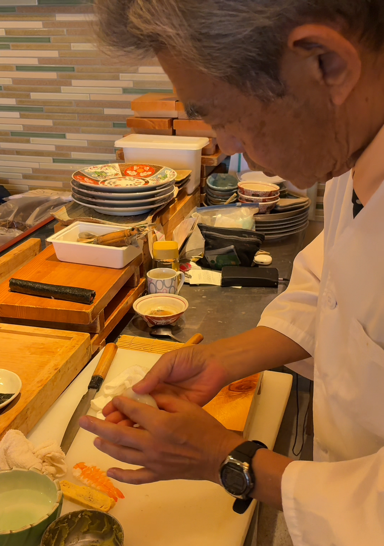 寿司を握る父の忠司さん