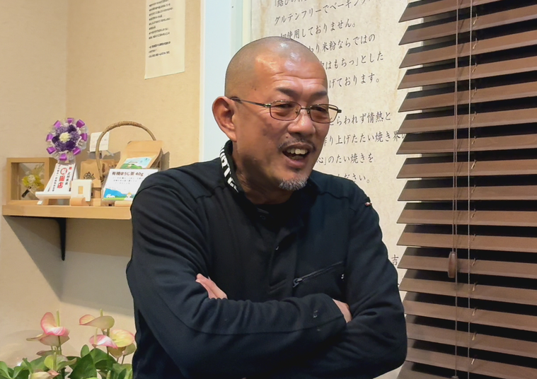 インタビューを受ける坂井さん