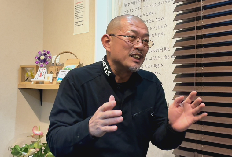 インタビューを受ける坂井さん