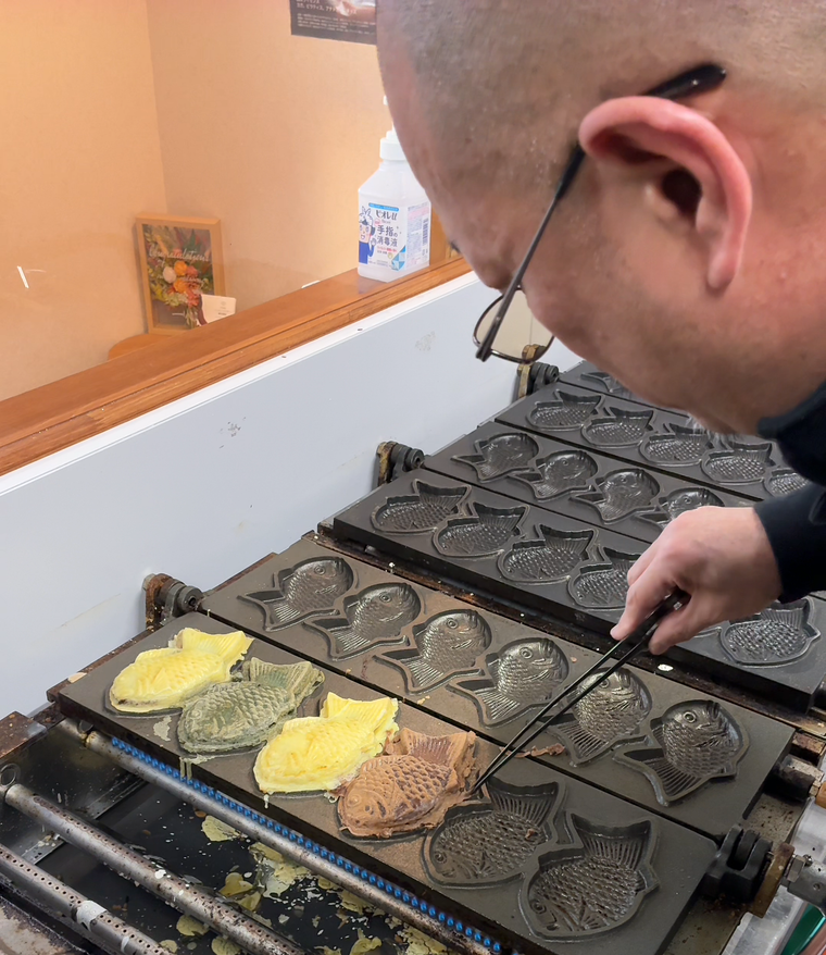 坂井さんがたい焼きを焼いているところ