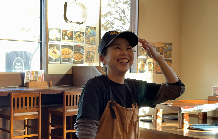 インタビューを受ける尾崎さん