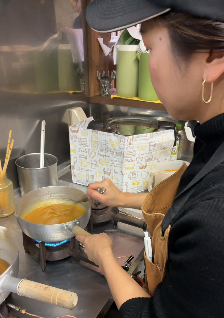 調理中の尾崎さん