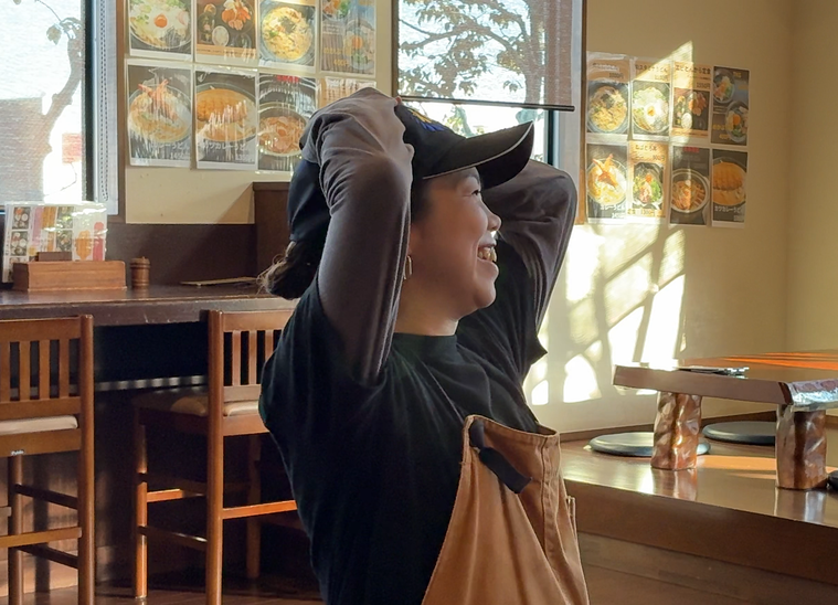 インタビューを受ける尾崎さん