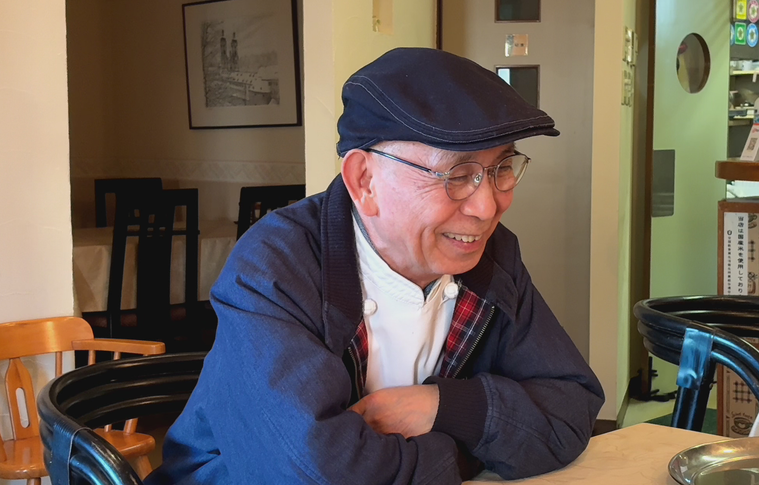 インタビューを受ける奥村さん