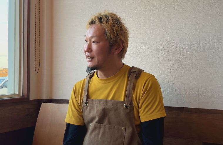 インタビューを受ける池野さん