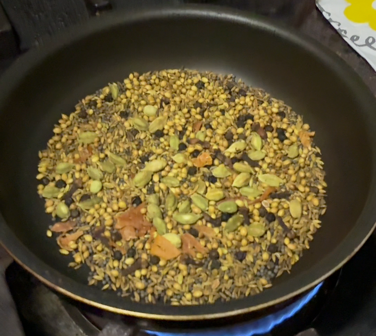 スパイスを乾煎りテンパリングしている