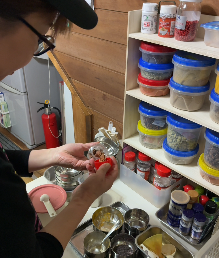 スパイスを調合するトモさん