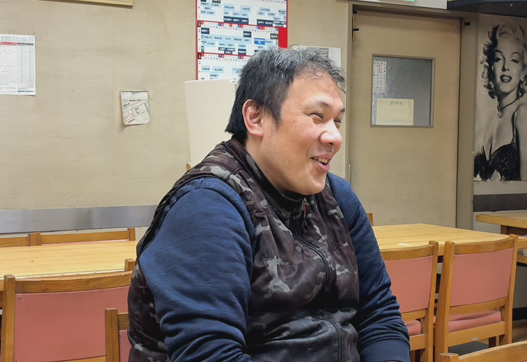 インタビューを受ける海野さん