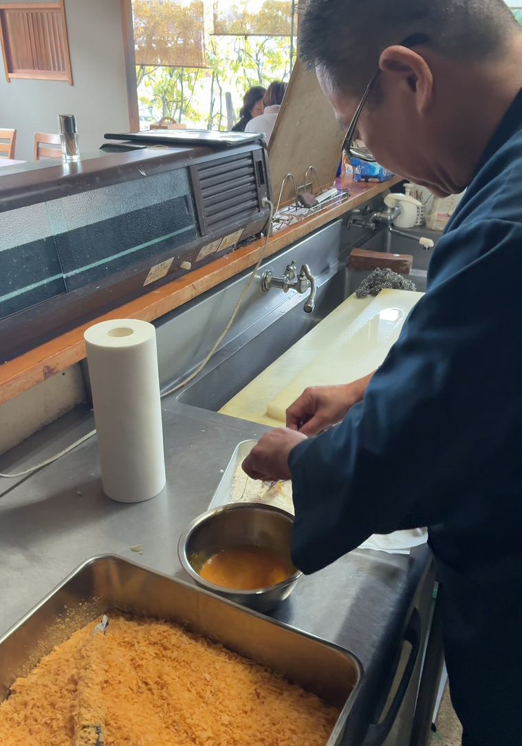 エビフライを作る森田さん