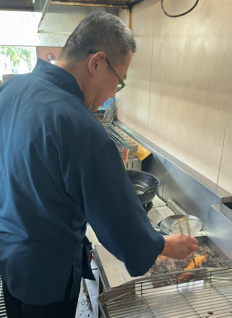 エビフライを作る森田さん
